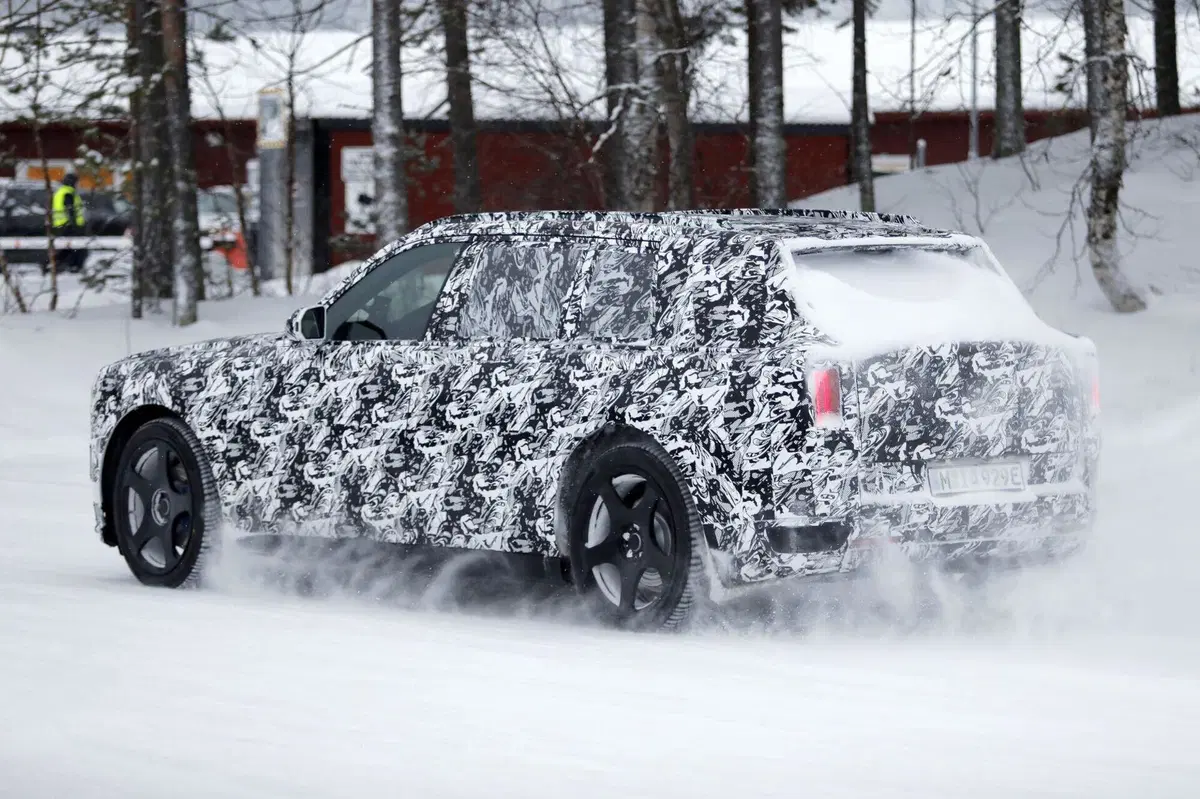 Il futuro di Rolls-Royce è elettrico: spunta il nuovo maxi SUV EV (12)