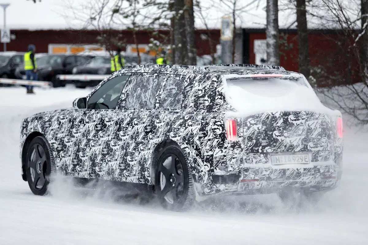 Il futuro di Rolls-Royce è elettrico: spunta il nuovo maxi SUV EV (13)