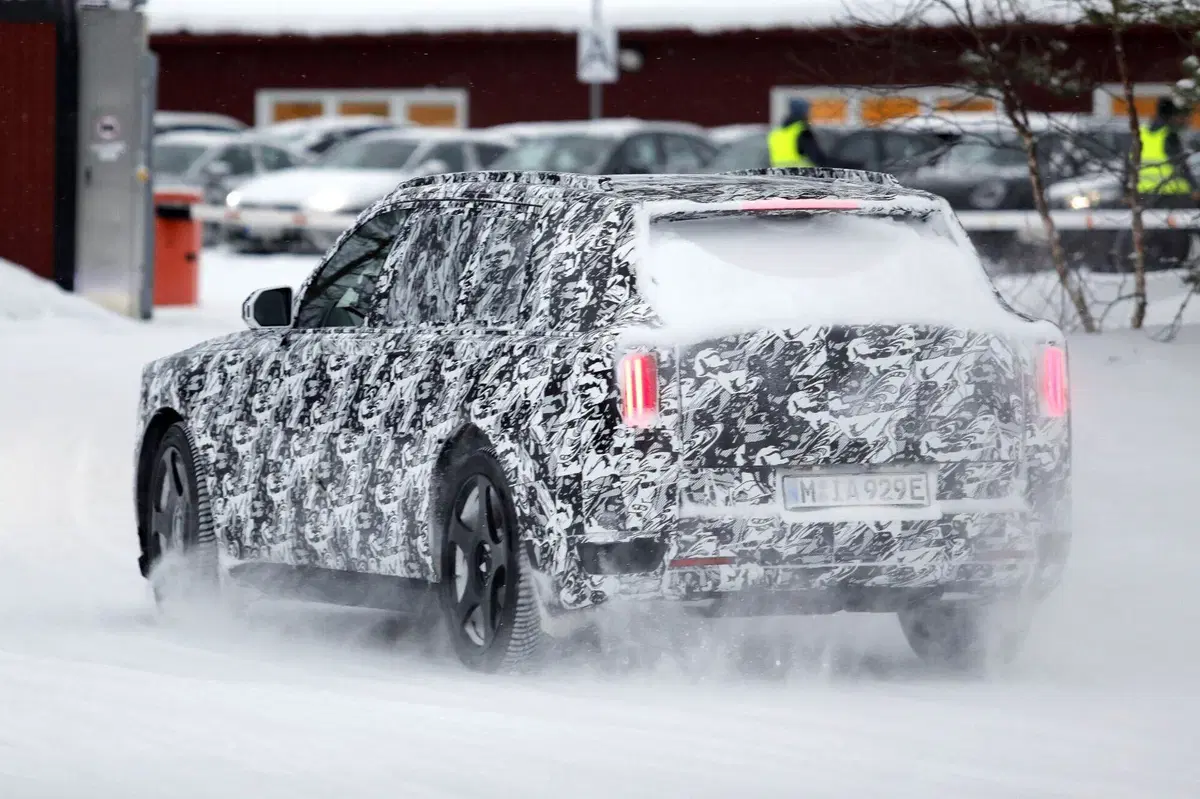 Il futuro di Rolls-Royce è elettrico: spunta il nuovo maxi SUV EV (14)