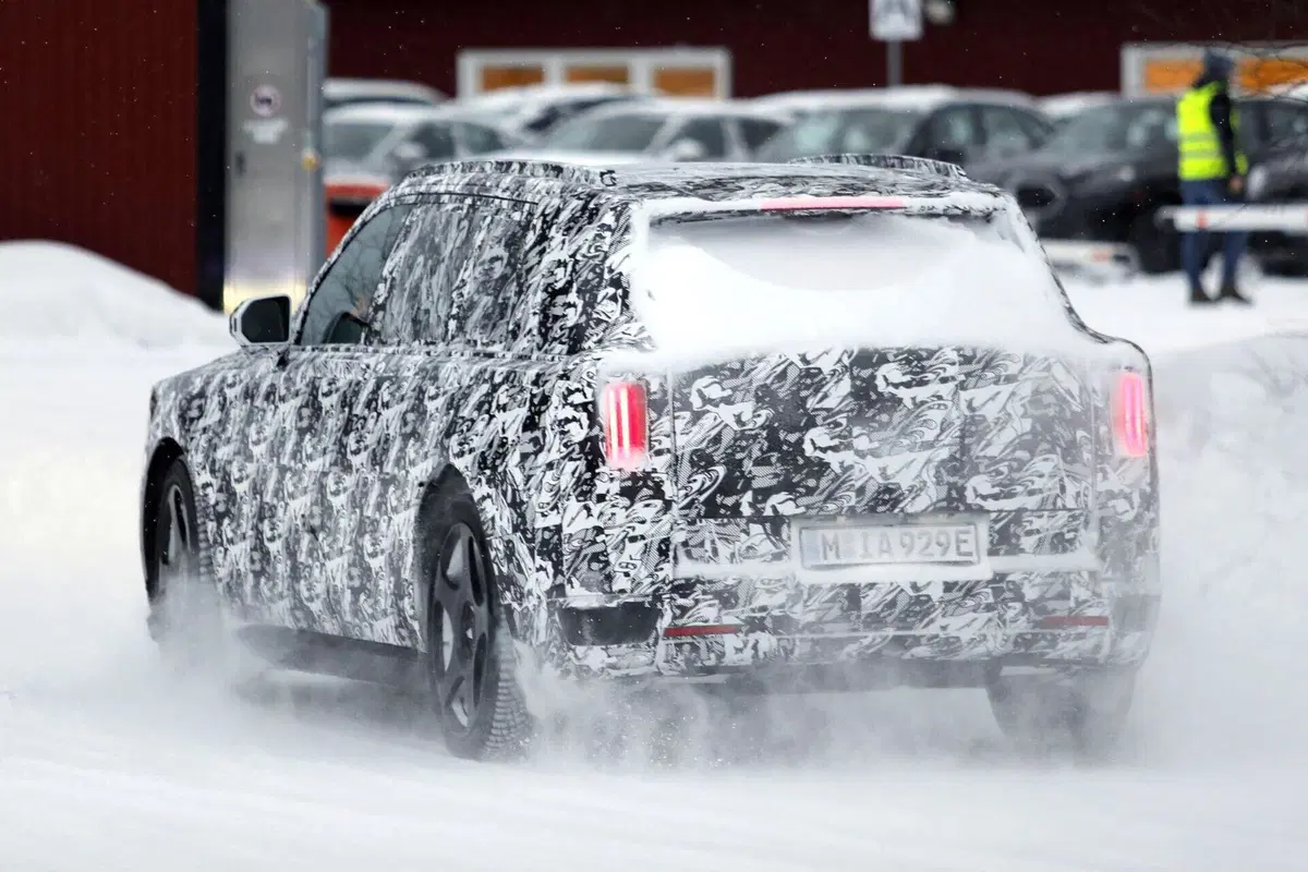 Il futuro di Rolls-Royce è elettrico: spunta il nuovo maxi SUV EV (15)