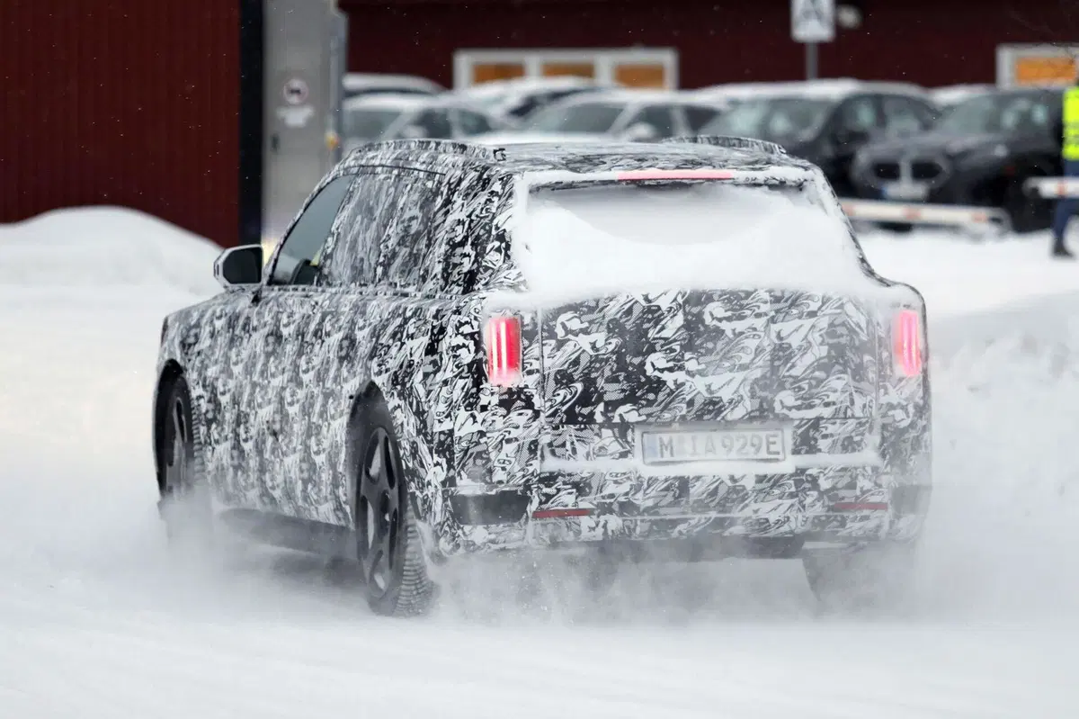 Il futuro di Rolls-Royce è elettrico: spunta il nuovo maxi SUV EV (16)