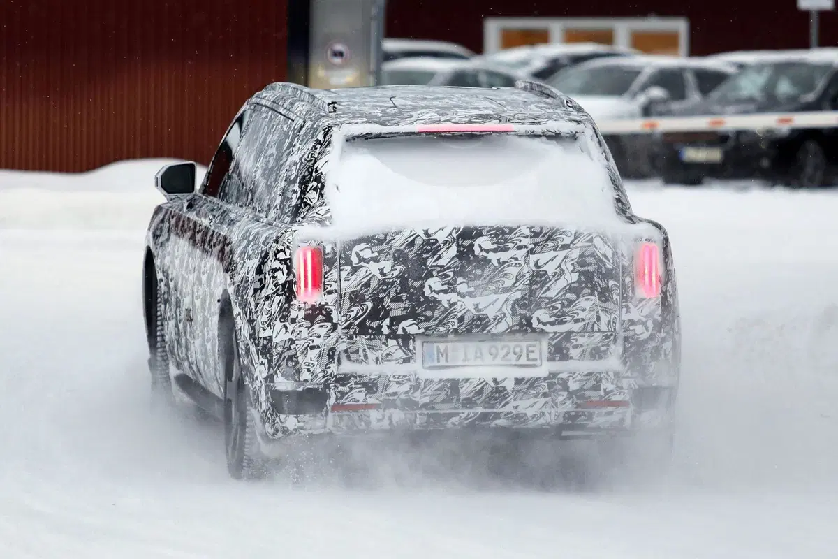 Il futuro di Rolls-Royce è elettrico: spunta il nuovo maxi SUV EV (17)