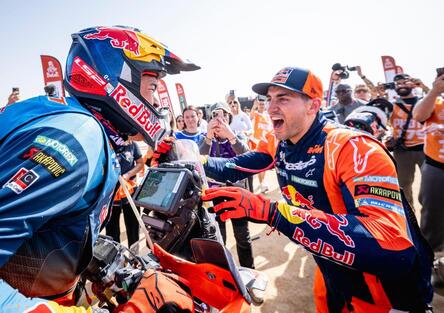 Dakar 2026. Finale. MICIDIALE COLPO DI SCENA! E i vincitori sono: Luciano Benavides, KTM; Nasser Al Attiyah e Fabian Lurquin, Dacia [VIDEO]