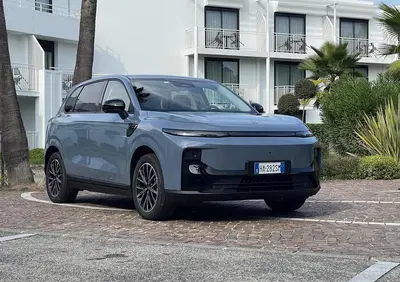 Leapmotor B10: elettrica o ibrida REEV? In Italia i prezzi sono (quasi) identici