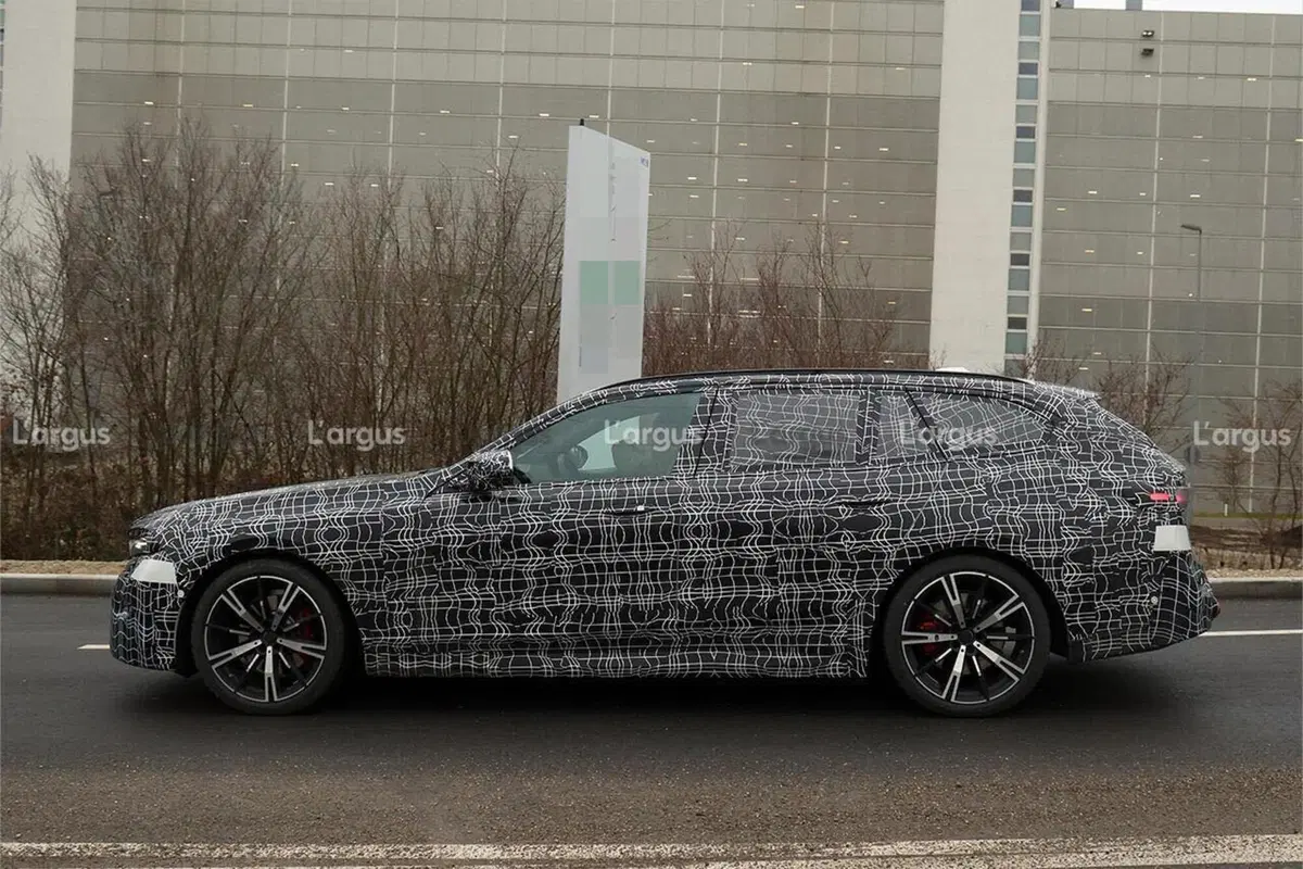BMW Serie 5 Touring 2027, ecco cosa cambia: nuovo design e tecnologia più evoluta (4)