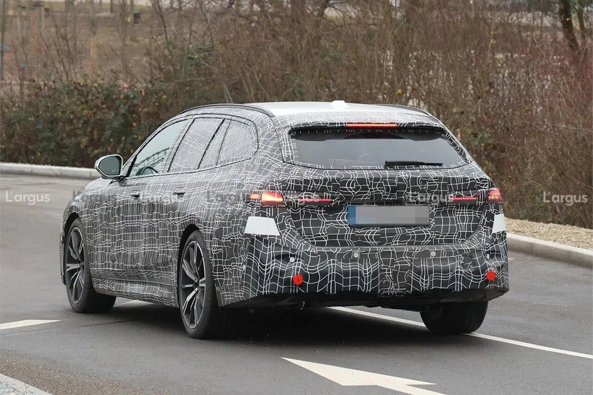 BMW Serie 5 Touring 2027, ecco cosa cambia: nuovo design e tecnologia più evoluta (6)