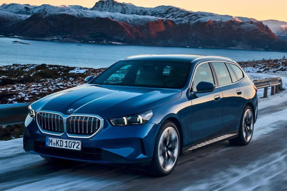 BMW Serie 5 Touring 2027, ecco cosa cambia: nuovo design e tecnologia più evoluta (7)