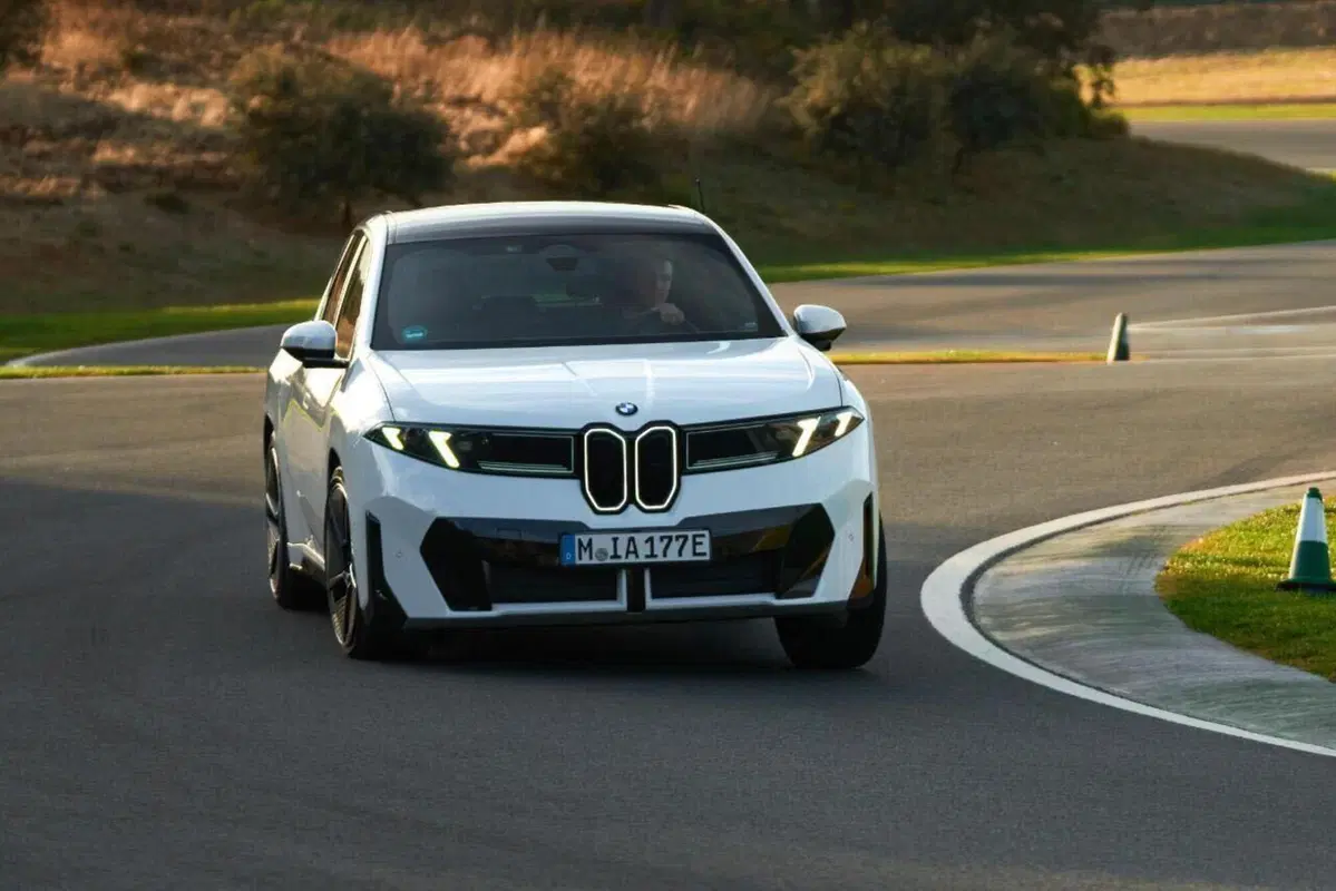 BMW Serie 5 Touring 2027, ecco cosa cambia: nuovo design e tecnologia più evoluta (10)