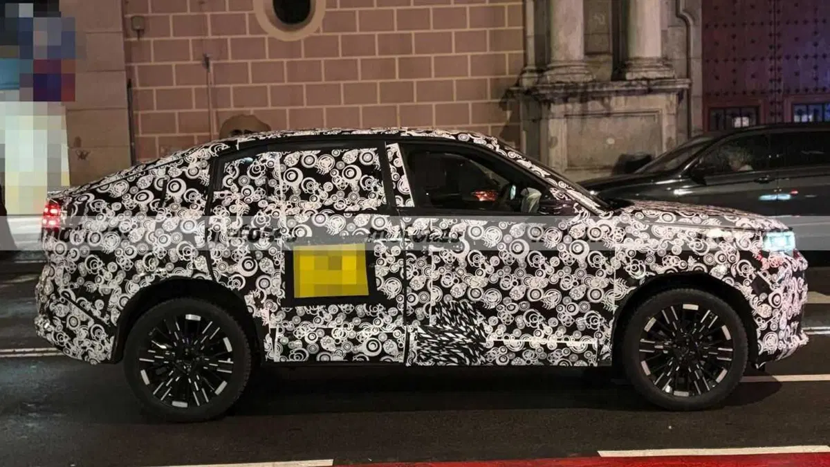 Fiat Fastback 2026: la variante coupé si scopre e rivela un carattere inaspettato [Foto Spia]
