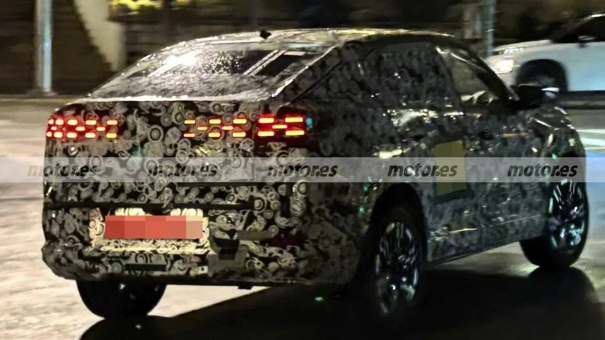 Fiat Fastback 2026: la variante coupé si scopre e rivela un carattere inaspettato [Foto Spia] (3)