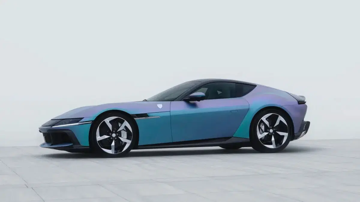 Ferrari Tailor Made 12Cilindri: l’arte italiana incontra il K-Pop con neon e crine di cavallo