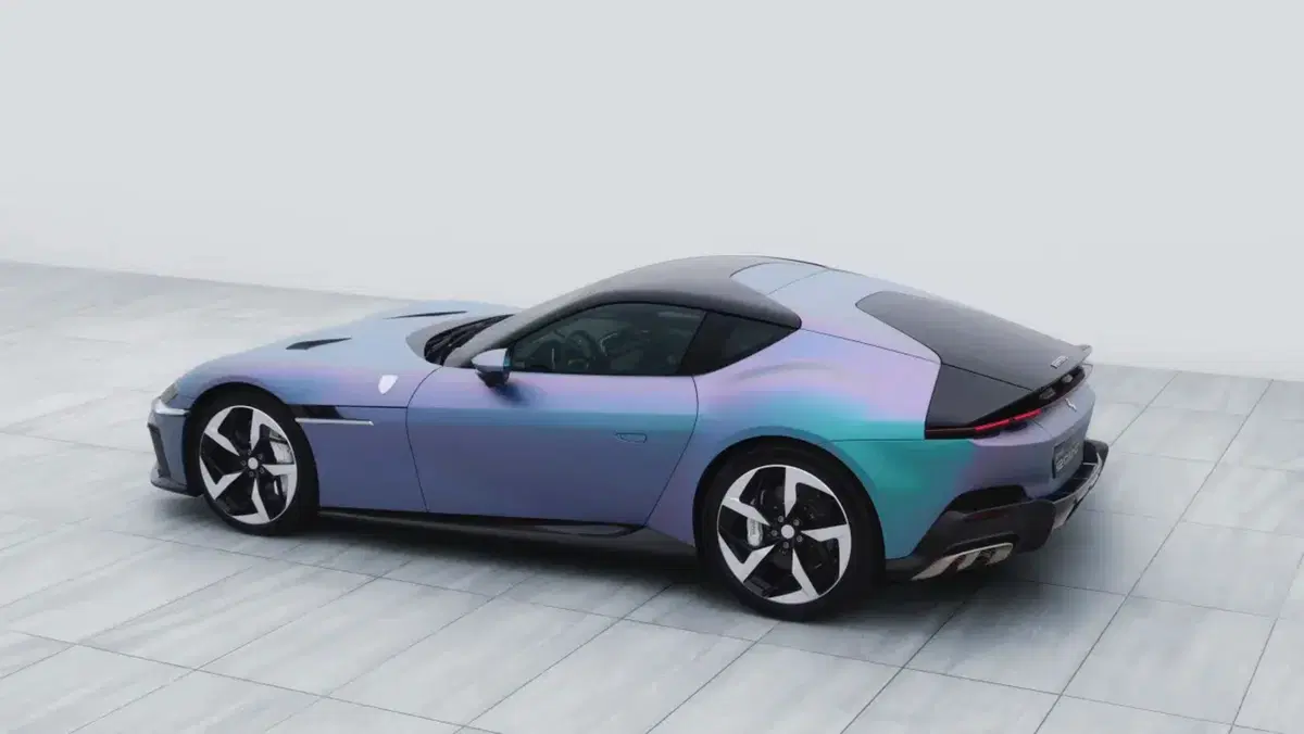Ferrari Tailor Made 12Cilindri: l’arte italiana incontra il K-Pop con neon e crine di cavallo (2)