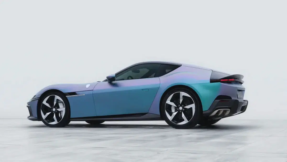 Ferrari Tailor Made 12Cilindri: l’arte italiana incontra il K-Pop con neon e crine di cavallo (5)