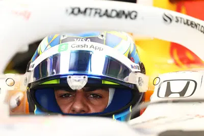 F1, primo incidente dell&rsquo;era 2026: Arvid Lindblad fuori pista a Imola con la Racing Bulls