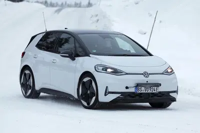 Volkswagen ID.3, secondo facelift in arrivo: nuovo design, interni rivisti e batterie pi&ugrave; economiche (foto spia)