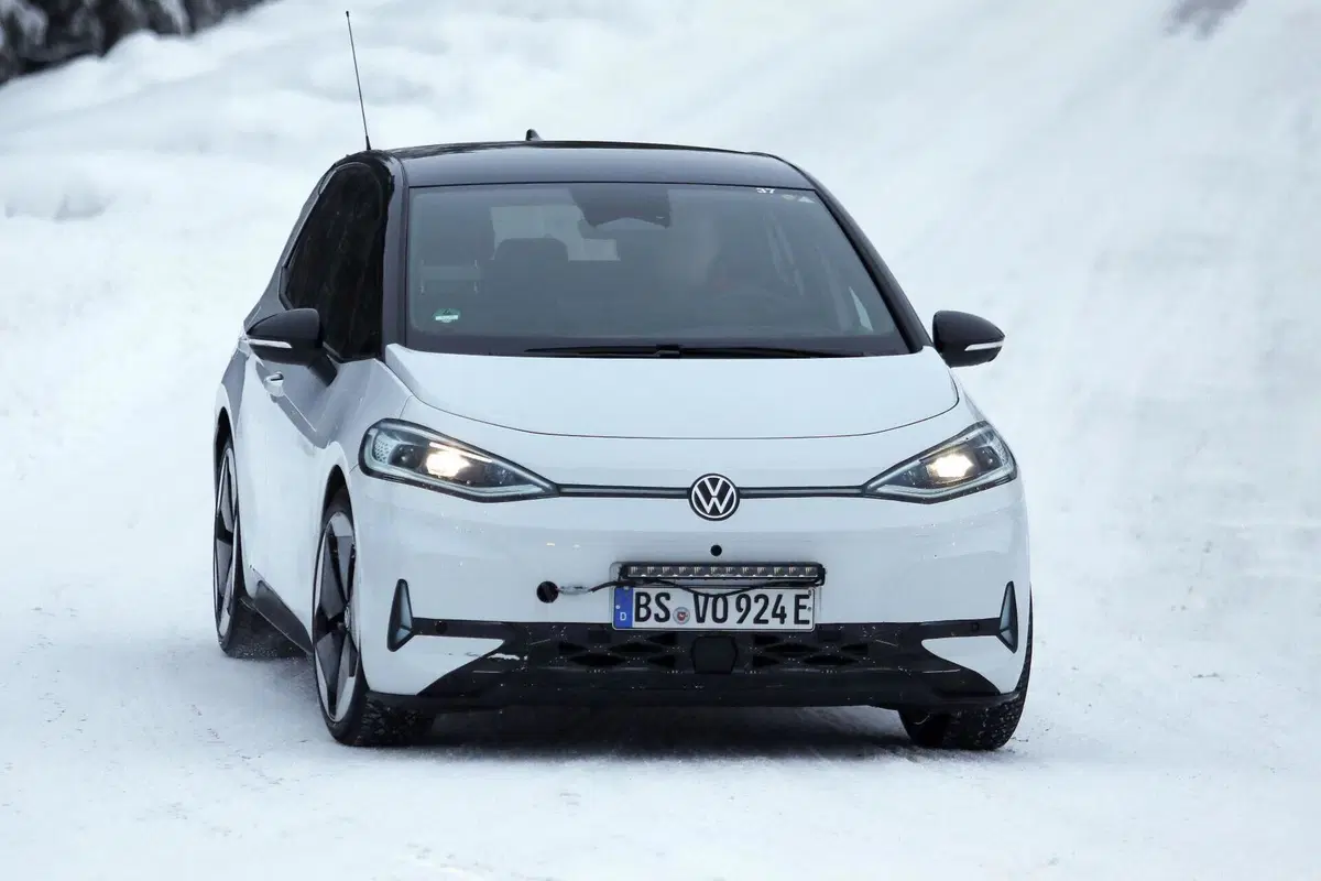 Volkswagen ID.3, secondo facelift in arrivo: nuovo design, interni rivisti e batterie più economiche (foto spia)