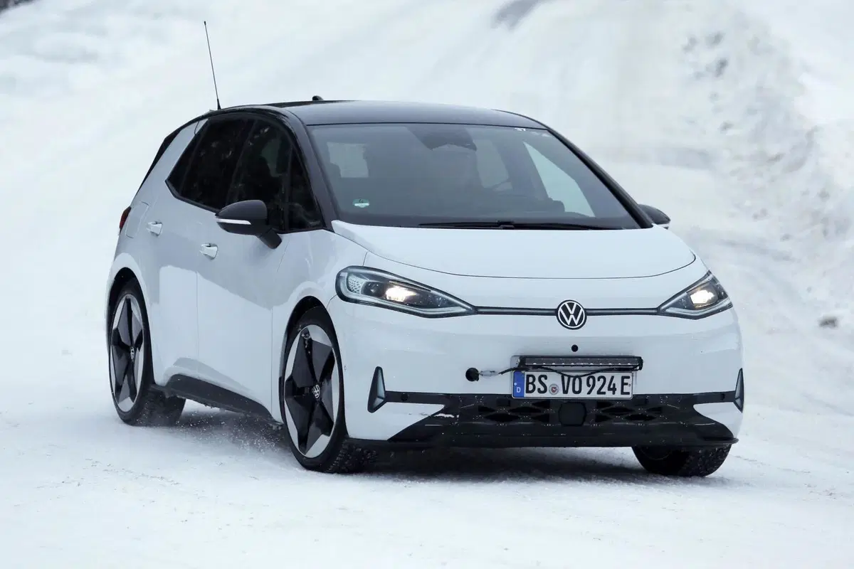 Volkswagen ID.3, secondo facelift in arrivo: nuovo design, interni rivisti e batterie più economiche (foto spia) (2)