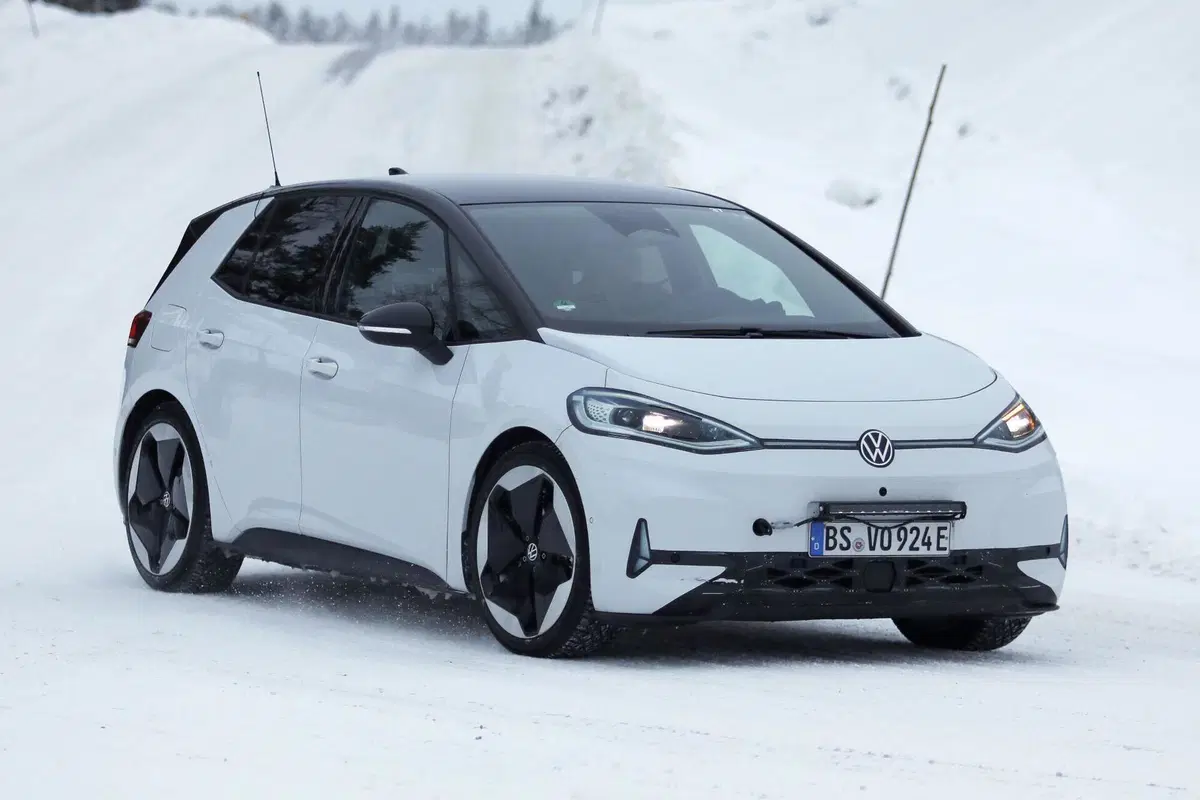 Volkswagen ID.3, secondo facelift in arrivo: nuovo design, interni rivisti e batterie più economiche (foto spia) (3)
