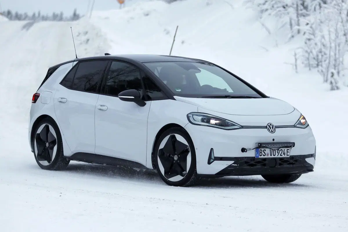 Volkswagen ID.3, secondo facelift in arrivo: nuovo design, interni rivisti e batterie più economiche (foto spia) (4)