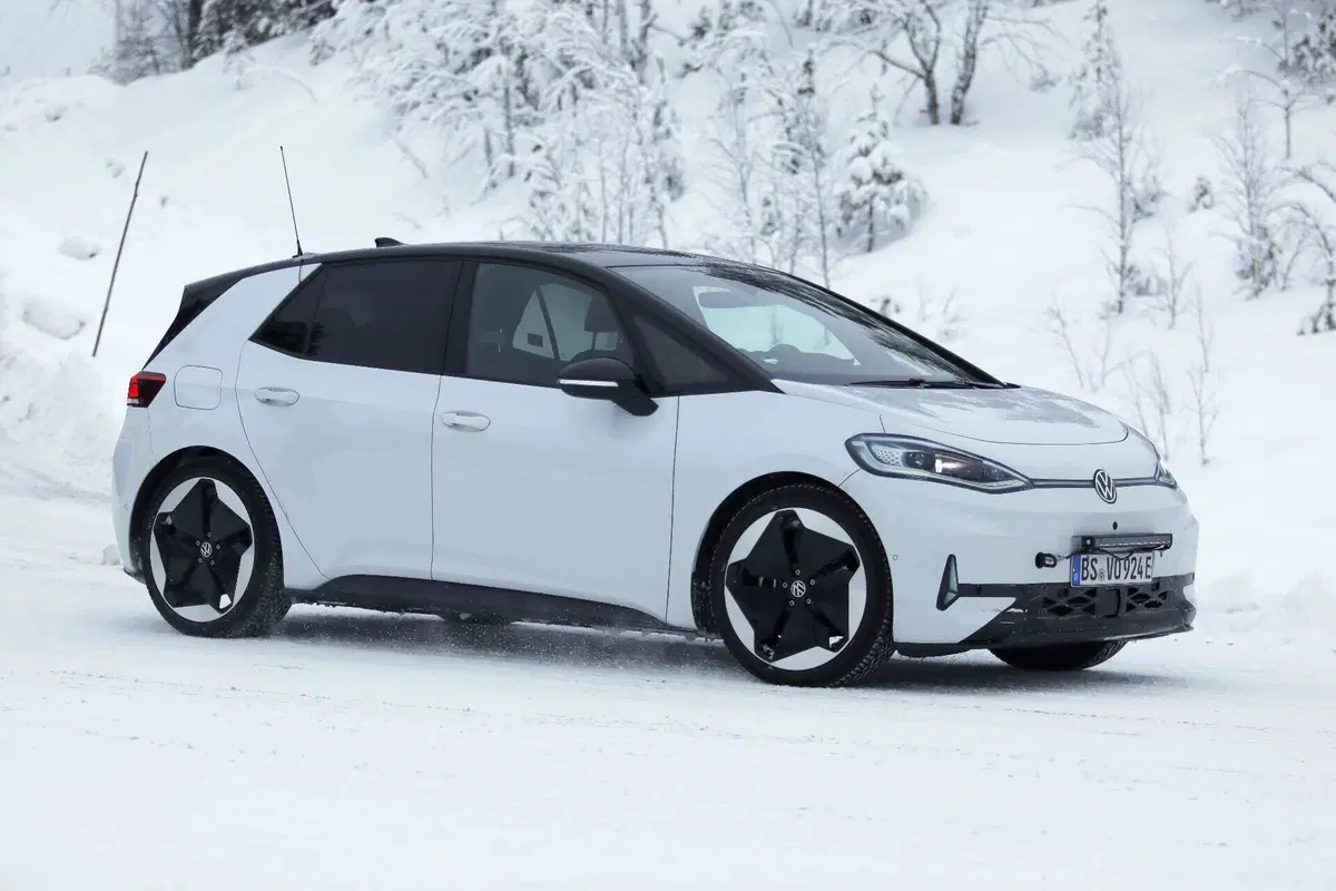 Volkswagen ID.3, secondo facelift in arrivo: nuovo design, interni rivisti e batterie più economiche (foto spia) (5)