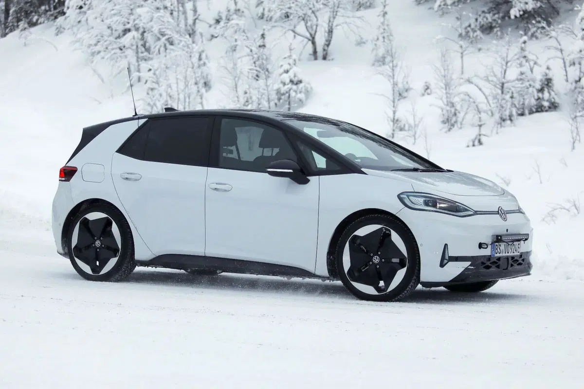 Volkswagen ID.3, secondo facelift in arrivo: nuovo design, interni rivisti e batterie più economiche (foto spia) (6)