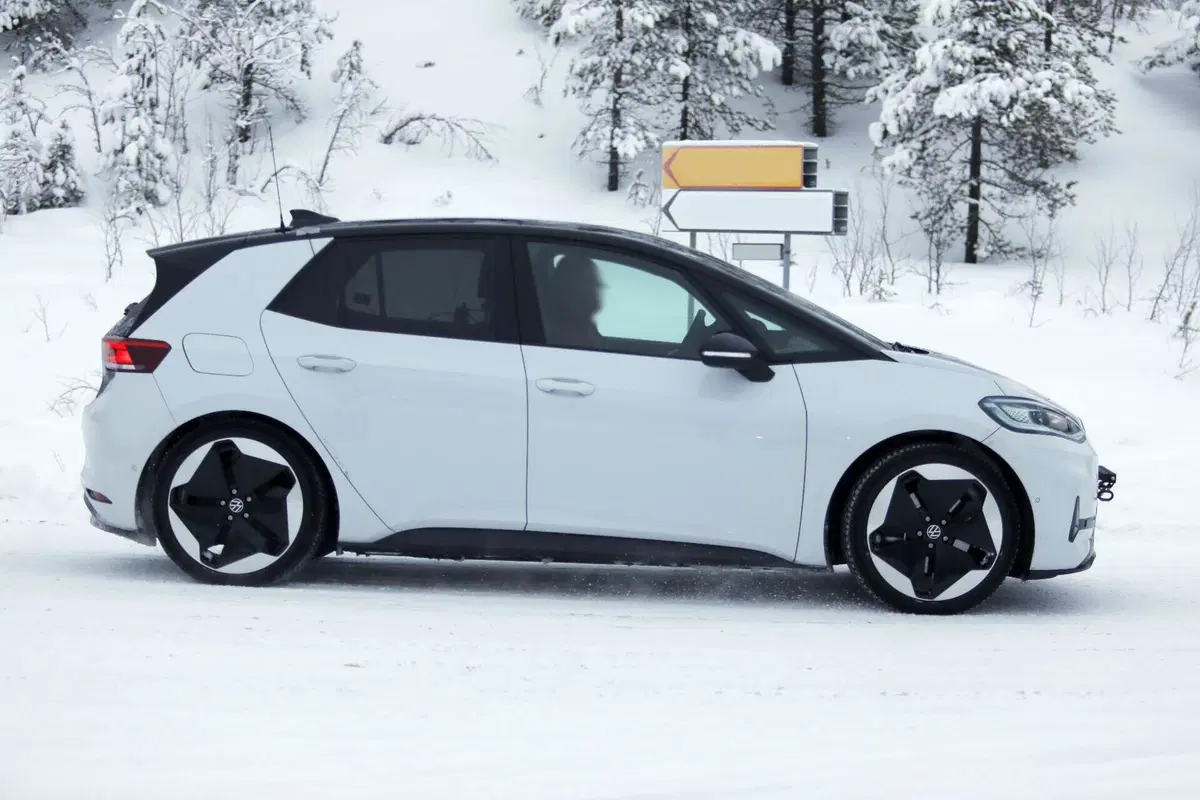 Volkswagen ID.3, secondo facelift in arrivo: nuovo design, interni rivisti e batterie più economiche (foto spia) (7)