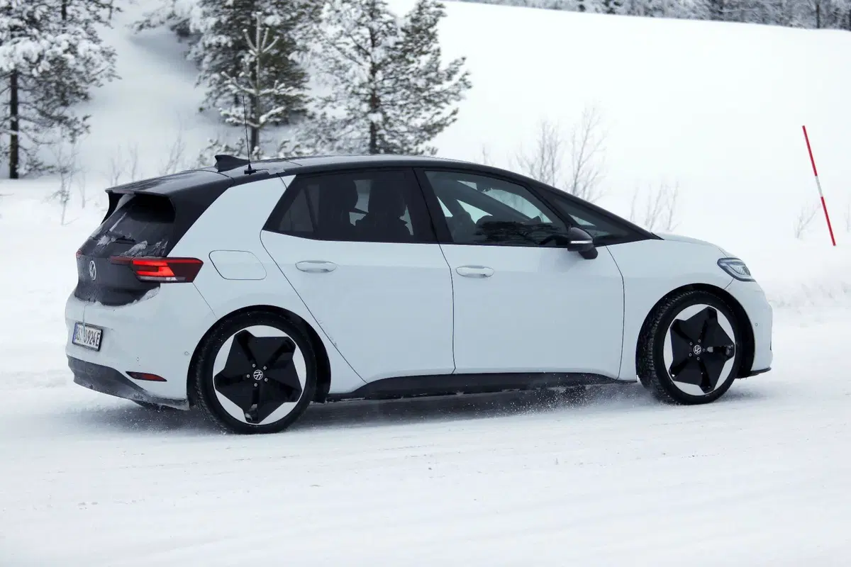 Volkswagen ID.3, secondo facelift in arrivo: nuovo design, interni rivisti e batterie più economiche (foto spia) (8)
