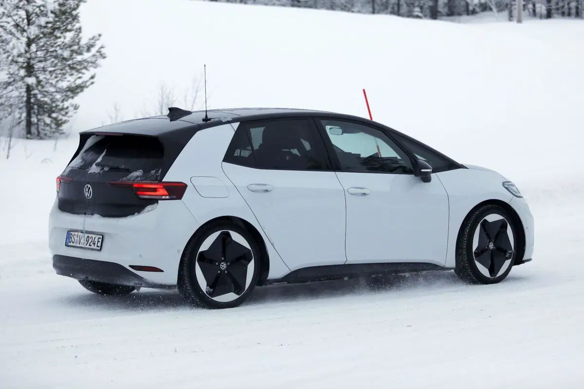 Volkswagen ID.3, secondo facelift in arrivo: nuovo design, interni rivisti e batterie più economiche (foto spia) (9)