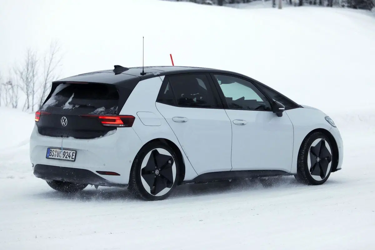 Volkswagen ID.3, secondo facelift in arrivo: nuovo design, interni rivisti e batterie più economiche (foto spia) (10)