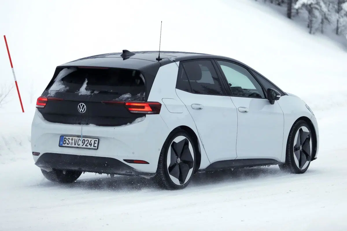 Volkswagen ID.3, secondo facelift in arrivo: nuovo design, interni rivisti e batterie più economiche (foto spia) (11)