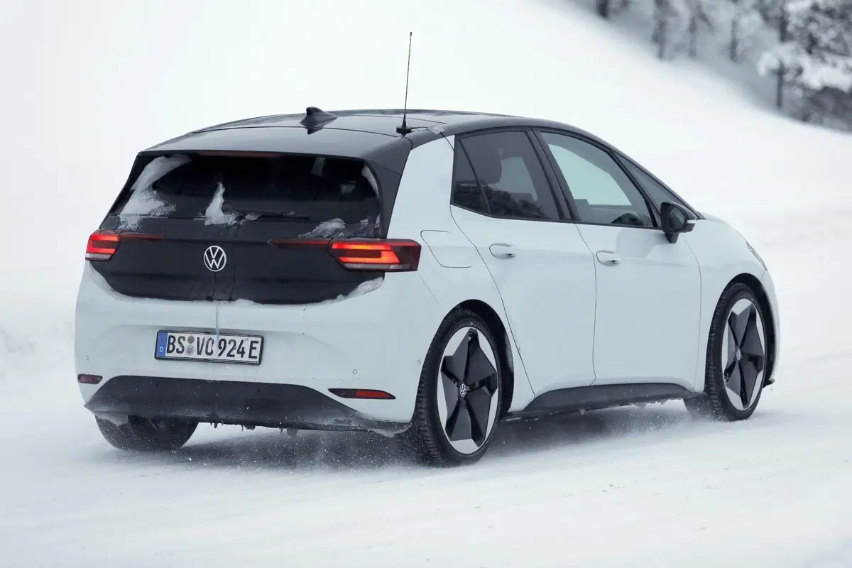 Volkswagen ID.3, secondo facelift in arrivo: nuovo design, interni rivisti e batterie più economiche (foto spia) (12)
