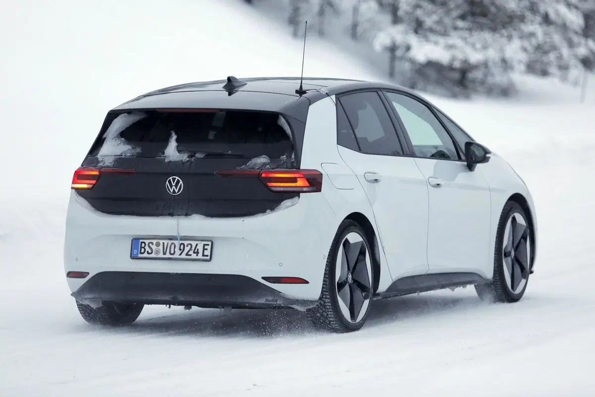 Volkswagen ID.3, secondo facelift in arrivo: nuovo design, interni rivisti e batterie più economiche (foto spia) (13)