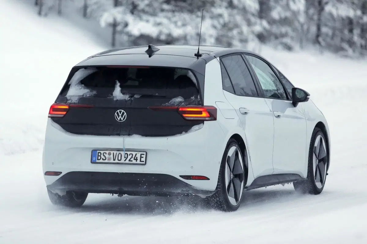 Volkswagen ID.3, secondo facelift in arrivo: nuovo design, interni rivisti e batterie più economiche (foto spia) (14)