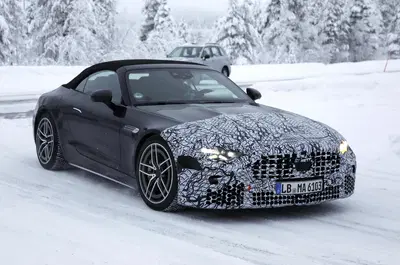 Mercedes-AMG SL e Maybach SL: primi avvistamenti dei facelift con nuovi fari a stella