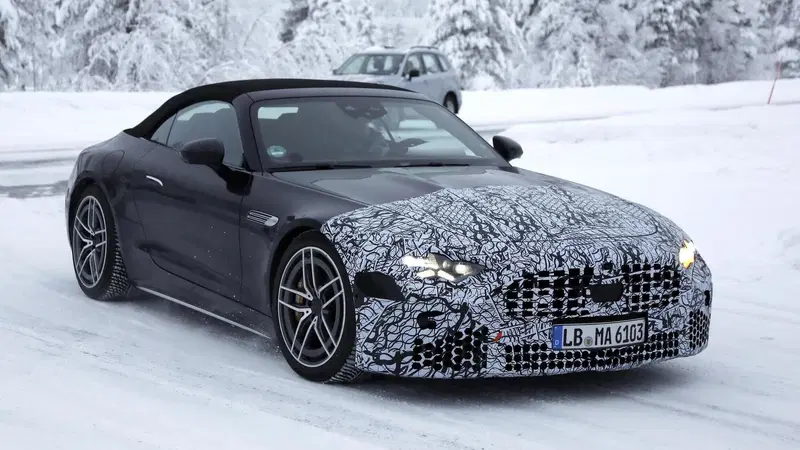 Mercedes-AMG SL e Maybach SL: primi avvistamenti dei facelift con nuovi fari a stella