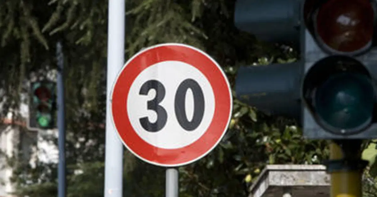 Zone a 30 km/h, il Tar annulla la delibera: a Bologna esplode la battaglia politica