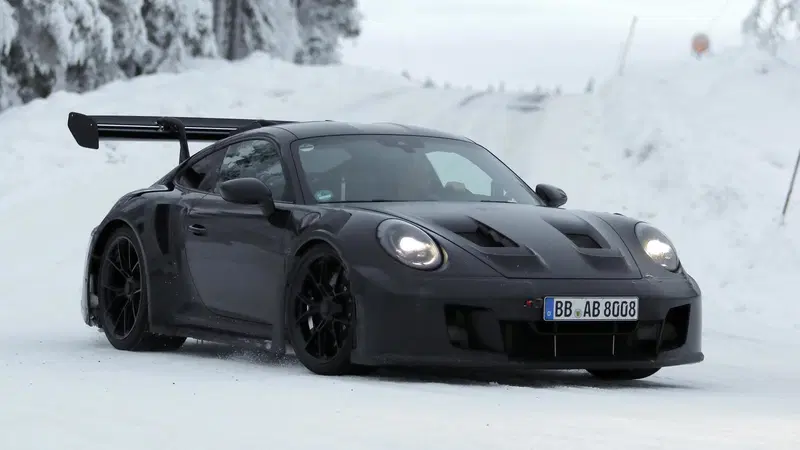 La nuova Porsche 911 GT3 RS potrebbe abbandonare l&rsquo;aspirato: ecco il nuovo facelift