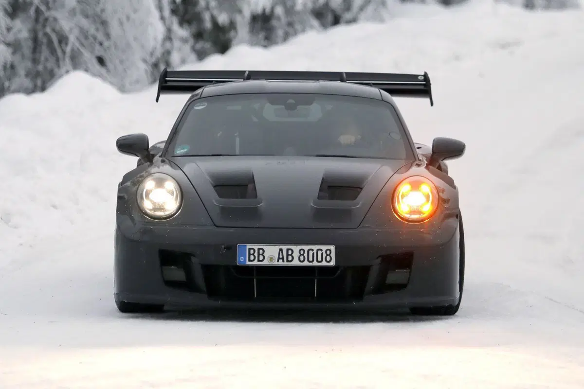 La nuova Porsche 911 GT3 RS potrebbe abbandonare l’aspirato: ecco il nuovo facelift