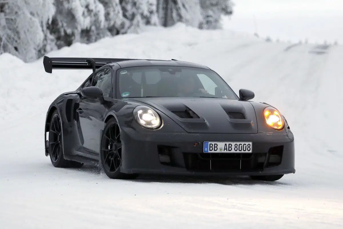 La nuova Porsche 911 GT3 RS potrebbe abbandonare l’aspirato: ecco il nuovo facelift (2)