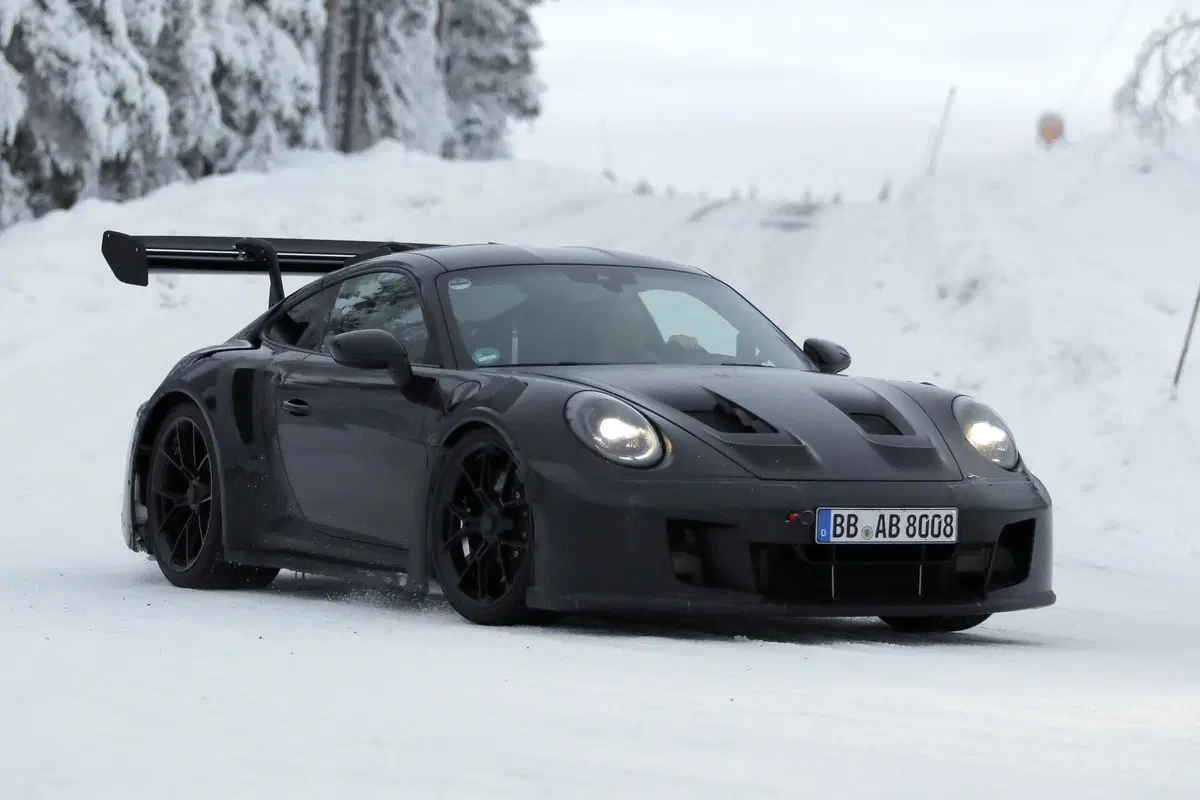La nuova Porsche 911 GT3 RS potrebbe abbandonare l’aspirato: ecco il nuovo facelift (3)