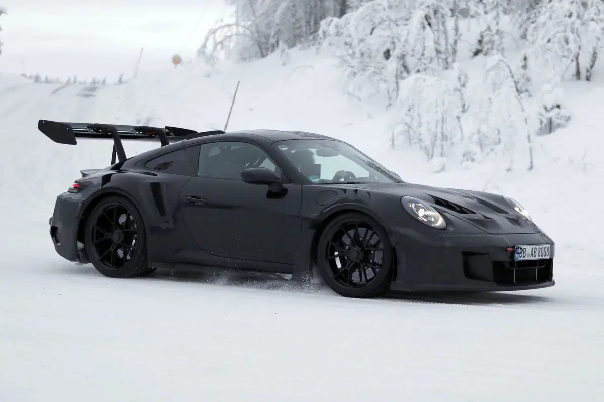 La nuova Porsche 911 GT3 RS potrebbe abbandonare l’aspirato: ecco il nuovo facelift (4)