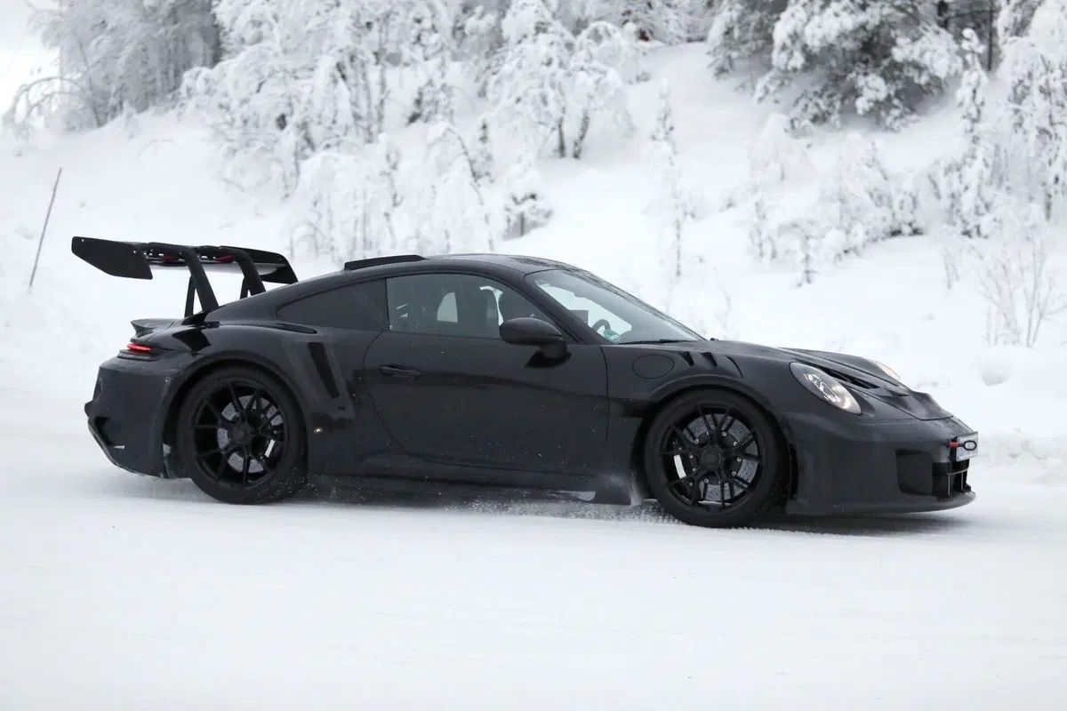 La nuova Porsche 911 GT3 RS potrebbe abbandonare l’aspirato: ecco il nuovo facelift (5)