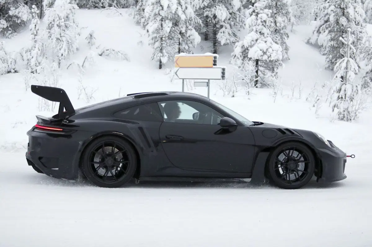 La nuova Porsche 911 GT3 RS potrebbe abbandonare l’aspirato: ecco il nuovo facelift (6)