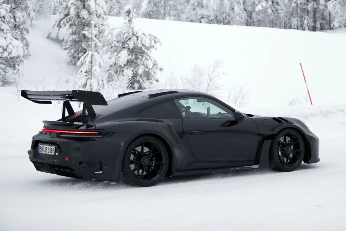 La nuova Porsche 911 GT3 RS potrebbe abbandonare l’aspirato: ecco il nuovo facelift (7)