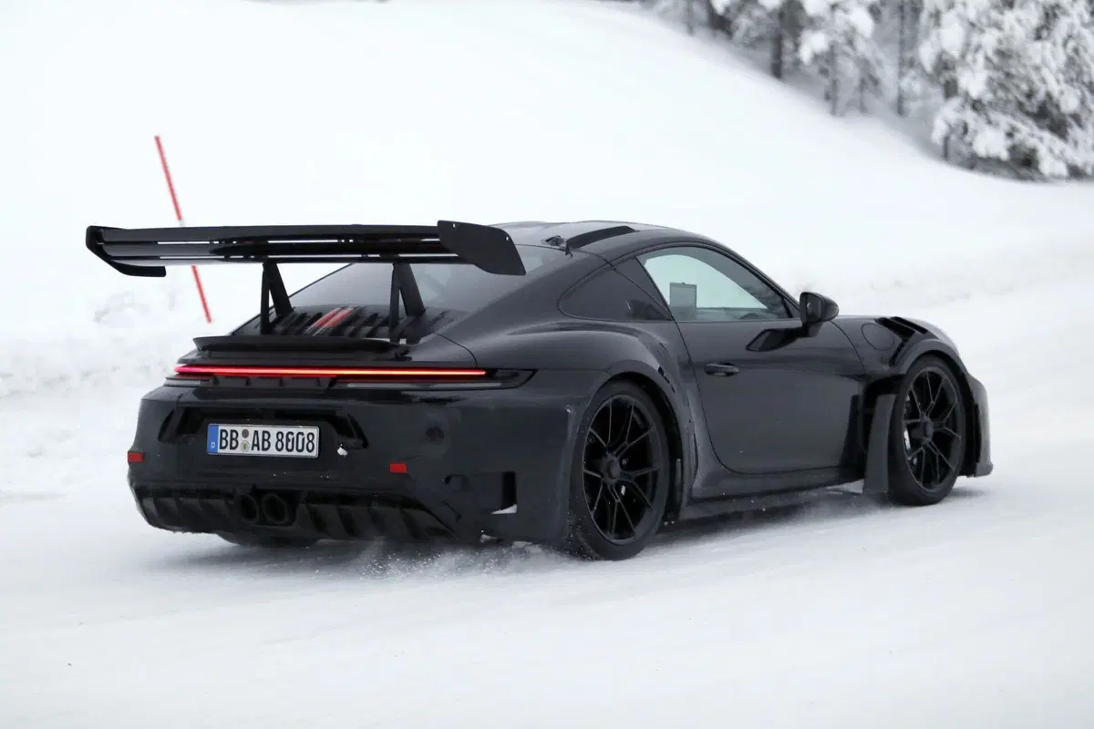 La nuova Porsche 911 GT3 RS potrebbe abbandonare l’aspirato: ecco il nuovo facelift (8)