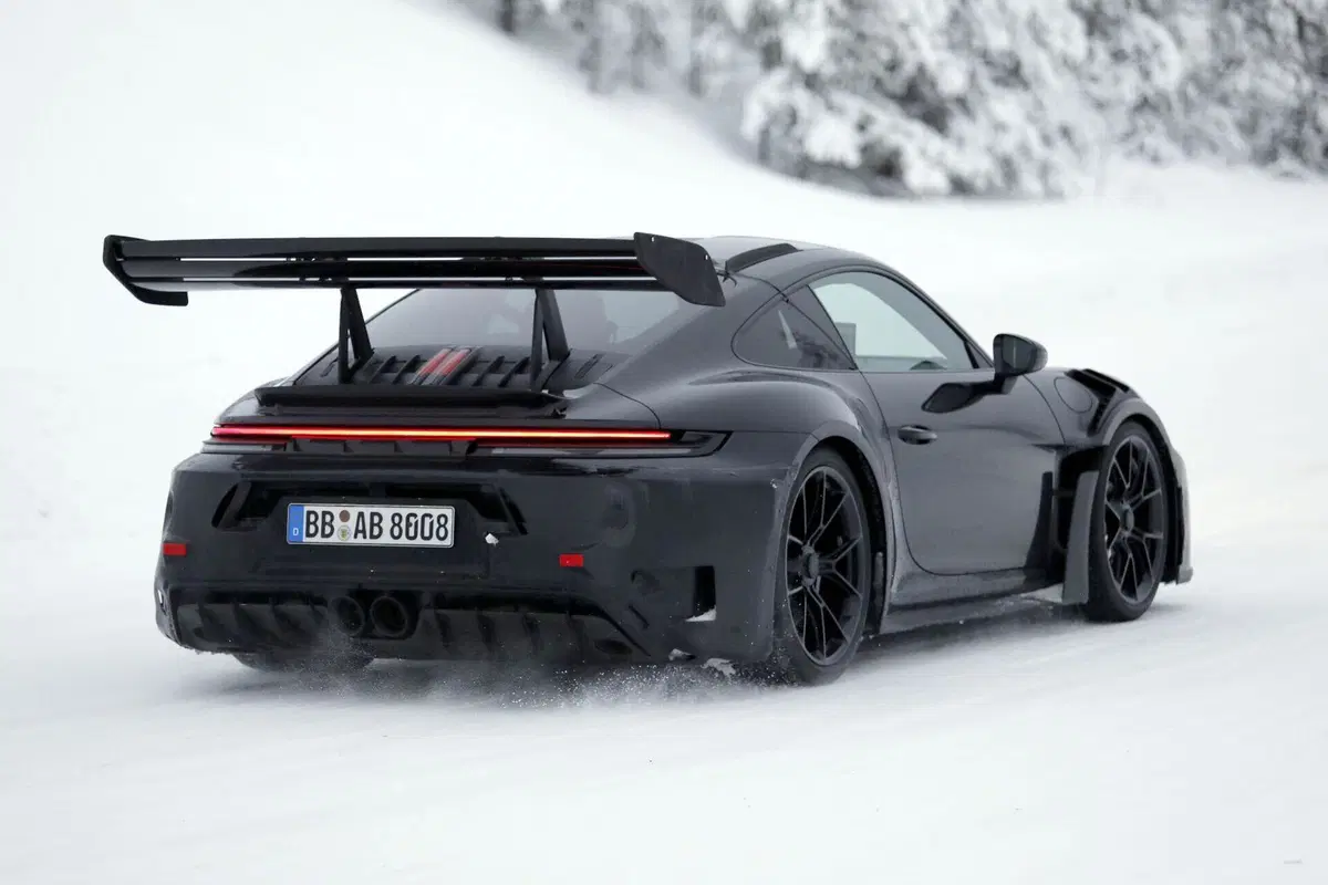 La nuova Porsche 911 GT3 RS potrebbe abbandonare l’aspirato: ecco il nuovo facelift (9)