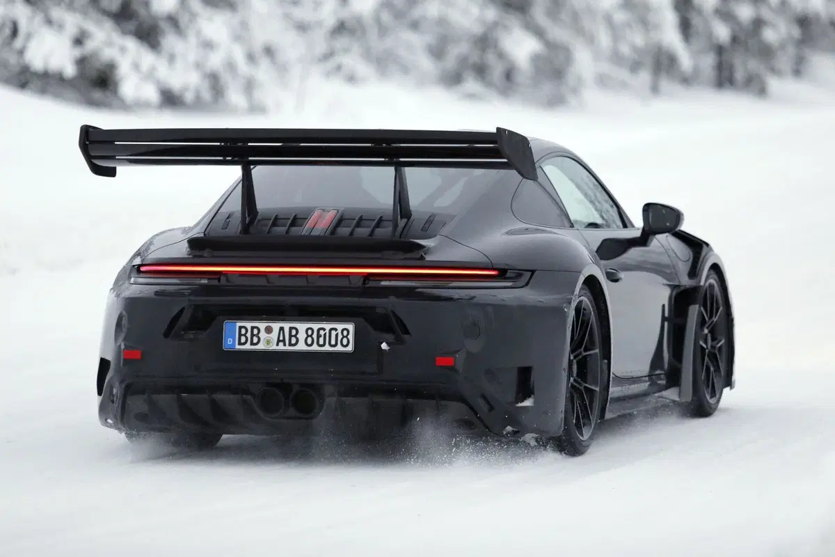 La nuova Porsche 911 GT3 RS potrebbe abbandonare l’aspirato: ecco il nuovo facelift (10)