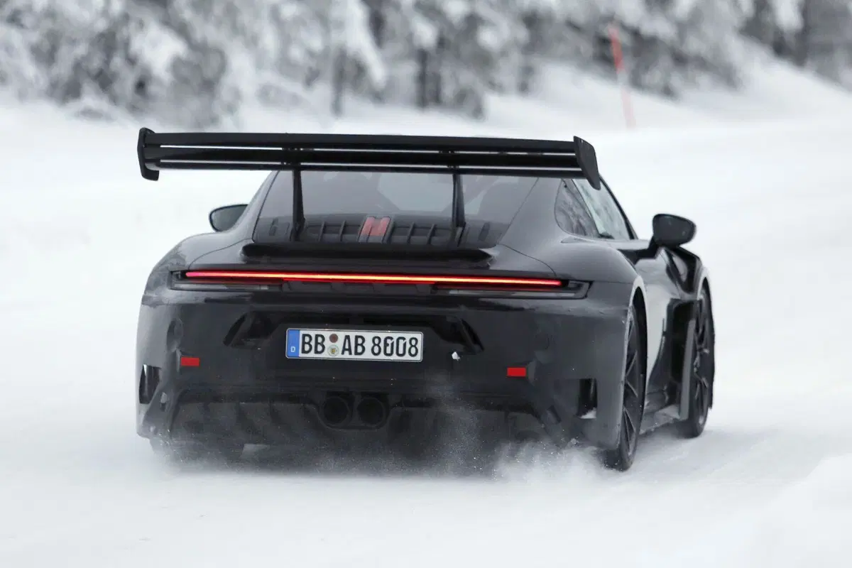 La nuova Porsche 911 GT3 RS potrebbe abbandonare l’aspirato: ecco il nuovo facelift (11)