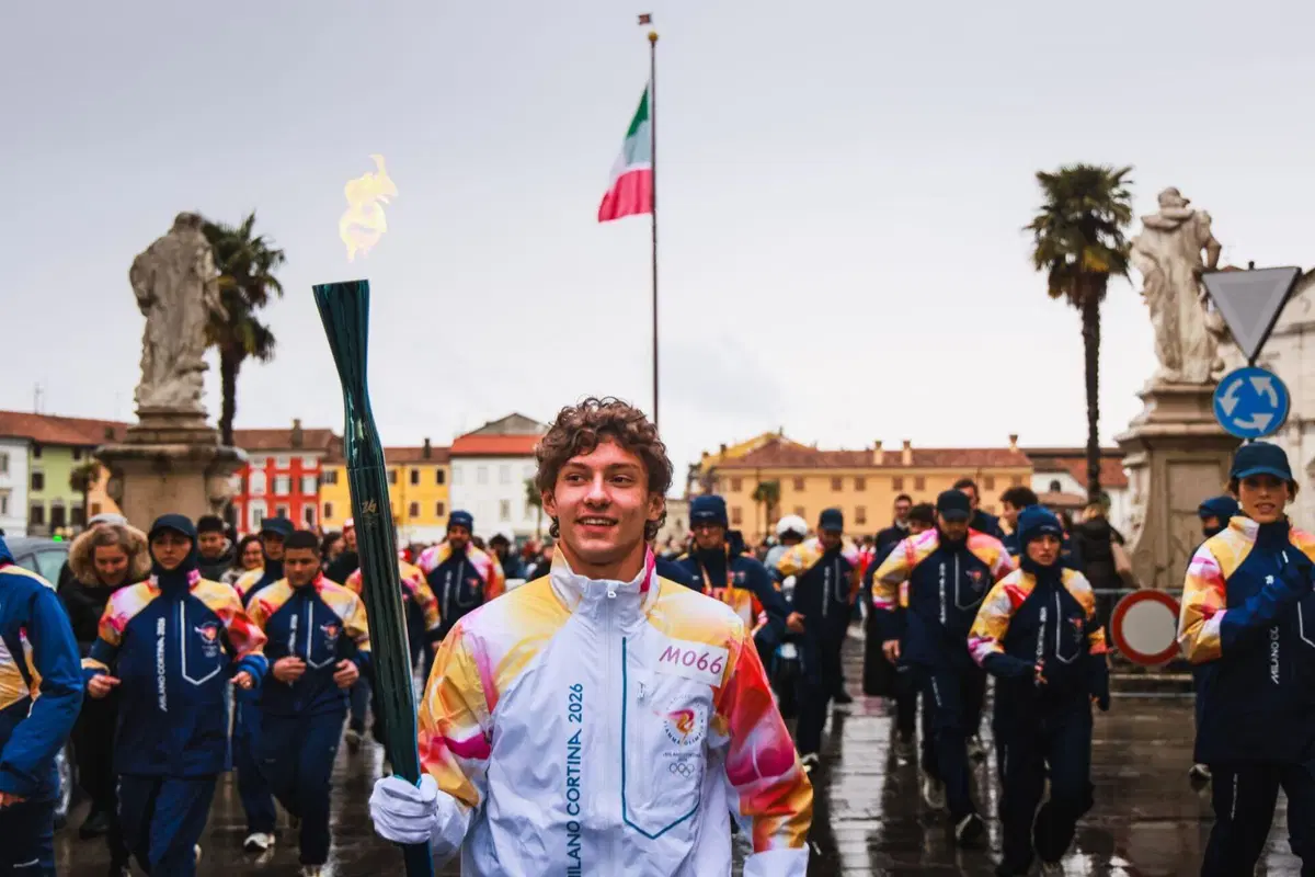 Dalla Formula 1 alla Fiamma Olimpica: Kimi Antonelli tedoforo per le Olimpiadi di Milano-Cortina (4)