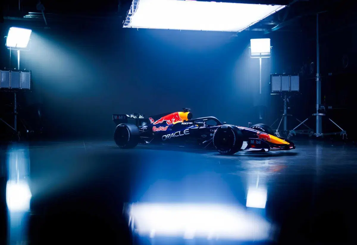 F1 2026. Red Bull, ecco la vera RB22: già in pista con Verstappen e Hadjar nel primo giorno di test a Barcellona (3)